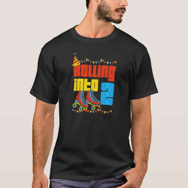 Camiseta Rolling Into 2 Roller Skate 2nd Birthday Party Sup (Frente)
