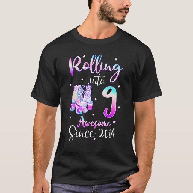 Camiseta Rolling Into 9 Awesome Since 2014 9th Bday Roller  (Frente)