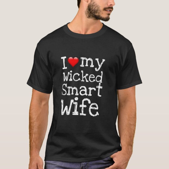 Camiseta Romance Nova Eu AMO MINHA ESPOSA INTELIGENTE E MAL (Frente)