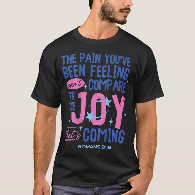 Camiseta Romans 8_18 Bible Joy Is Coming Insrational Christ (Frente)