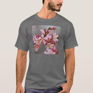 Camiseta Rosa Contra Um Céu Cinza Flor de Cerejeira Japones