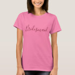 Camiseta Rosa da dama de honra<br><div class="desc">Um tshirt bonito para sua dama de honra, este t-shirt do rosa caracteriza a "dama de honra" escrita no texto bonito de Borgonha. Compre seu tshirt da dama de honra hoje!</div>