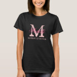 Camiseta rosa e preta Monograma matron de camisas<br><div class="desc">Matriz monográfica personalizada de camisetas de honra | cores rosa e pretas. Camisetas monogramadas com nome personalizado em texto de script elegante. Personalize para noiva, dama de honra, florista, madrinha de casamento, dama de honra, mãe da noiva etc. Boa ideia para festa de casamento, chá de panela e festa de...</div>