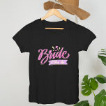 Camiseta Rosa Eu Sou O Presente Do Grupo De Bachelorette No<br><div class="desc">Equipe Bride,  design de caligrafia rosa-rosada itinerário divertido de fim de semana. Estes presentes de solteira são para você e para a festa de grupo de suas meninas,  virtualmente ou em segurança pessoalmente: "Eu sou a noiva" é parte da nossa coleção de presentes de solteira engraçada,  encontrada abaixo.</div>