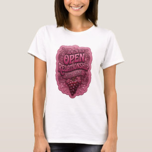 Camiseta Rosa Ousado ESTOU NUM RELACIONAMENTO ABERTO COM VI