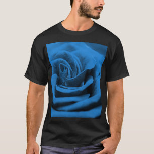 Camiseta Rosa vermelha azul próxima, macrobeleza.