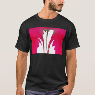 Camiseta Rosa vermelha fantástica do chic sob o céu branco.