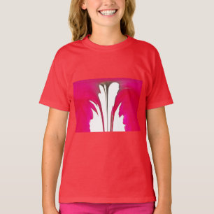 Camiseta Rosa vermelha fantástica do chic sob o céu branco.