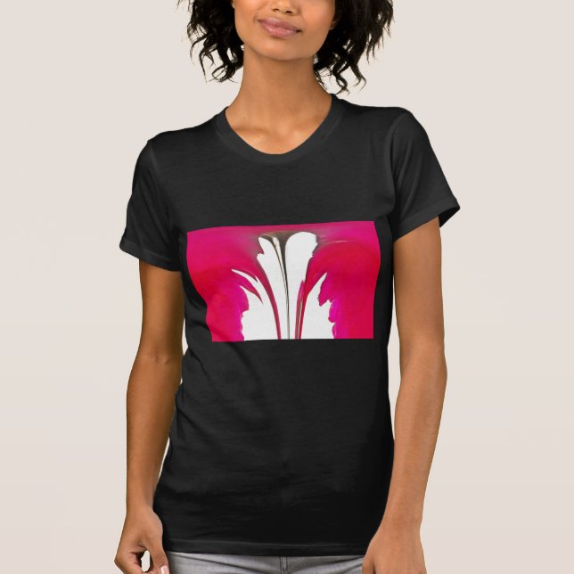 Camiseta Rosa vermelha fantástica do chic sob o céu branco. (Frente)