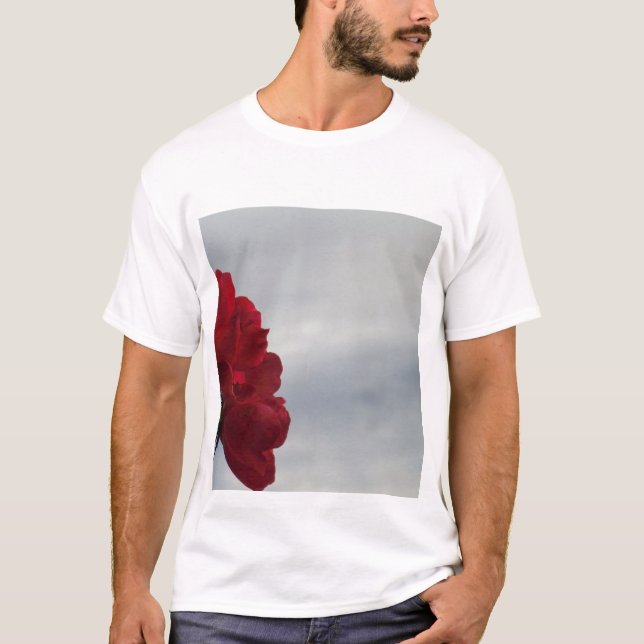 Camiseta Rosas vermelhas contra o céu azul brilhante (Frente)