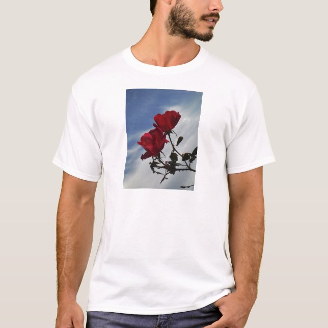 Camiseta Rosas vermelhas contra o céu azul brilhante (Frente)