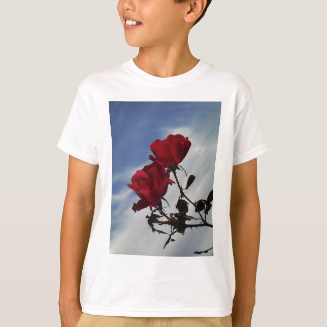 Camiseta Rosas vermelhas contra o céu azul brilhante (Frente)