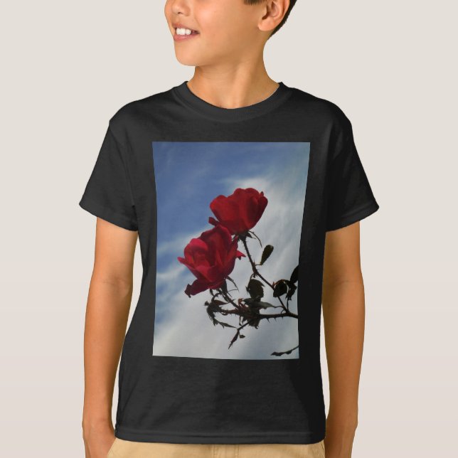 Camiseta Rosas vermelhas contra o céu azul brilhante (Frente)
