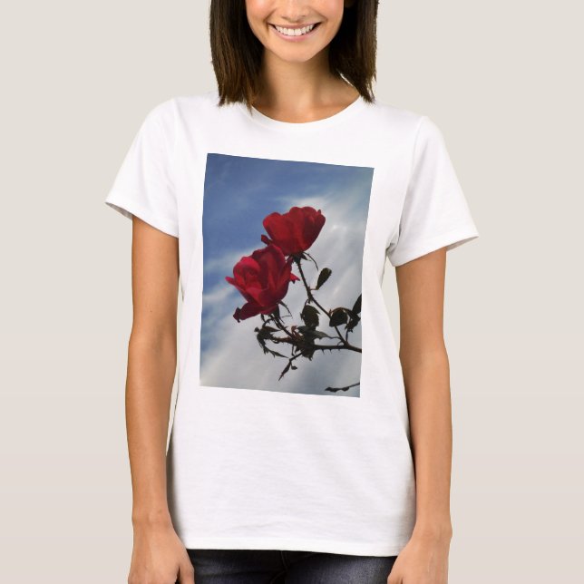 Camiseta Rosas vermelhas contra o céu azul brilhante (Frente)