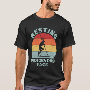 Camiseta Rosto Indígena em Repouso
