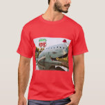 Camiseta Rota 66 Catoosa Blue Whale Christmas Santa Hat<br><div class="desc">Visitar a Baleia Azul de Catoosa,  Oklahoma ao longo da Rota 66 é mágico a qualquer momento do ano. O favorito da América Latina é visto normalmente vestindo um boné de beisebol. No entanto,  no Natal,  esta imagem de fantasia mostra a baleia vestindo um chapéu de Papai Noel.</div>