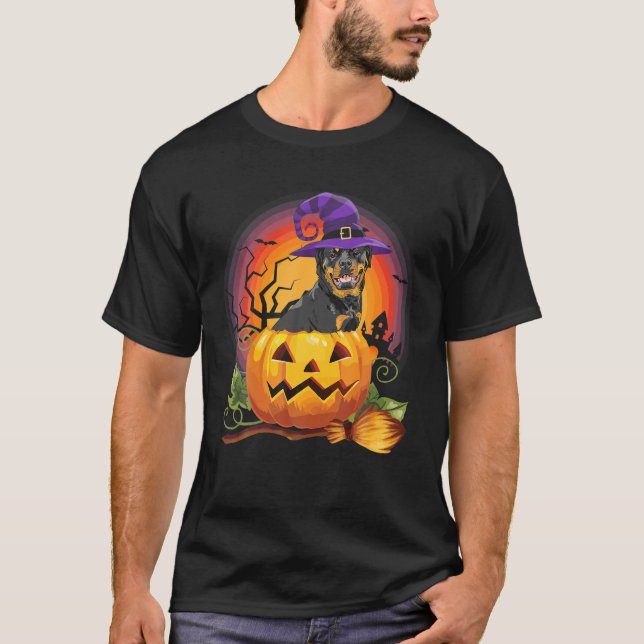 Camiseta Rottweiler Bruxa Abóbora Cachorro de Halloween (Frente)