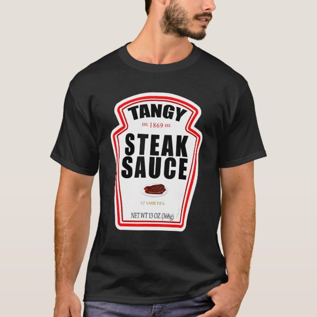 Camiseta Rótulo da garrafa de molho de bife durante a roupa (Frente)