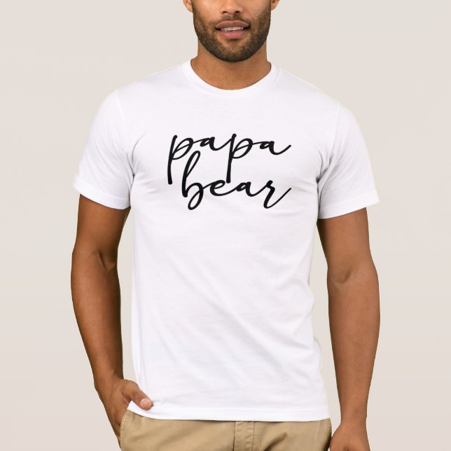 Camiseta Rótulo de maternidade Papai Urso em letra cursiva  (Frente)
