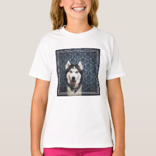 Camiseta Rouco com um fundo escuro