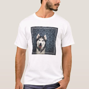 Camiseta Rouco com um fundo escuro