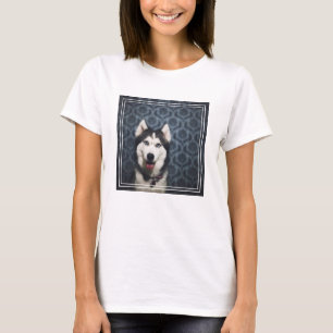 Camiseta Rouco com um fundo escuro