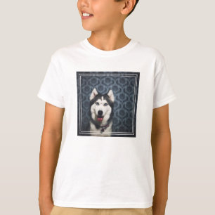 Camiseta Rouco com um fundo escuro
