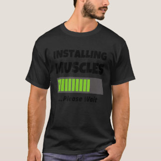 Camiseta Roupa de Workout Engraçado - Instalando Músculos