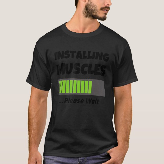 Camiseta Roupa de Workout Engraçado - Instalando Músculos (Frente)