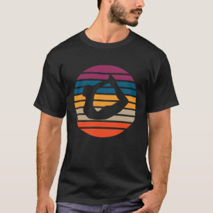 Camiseta Roupa de yoga colorido pôr do sol retrô e pose de