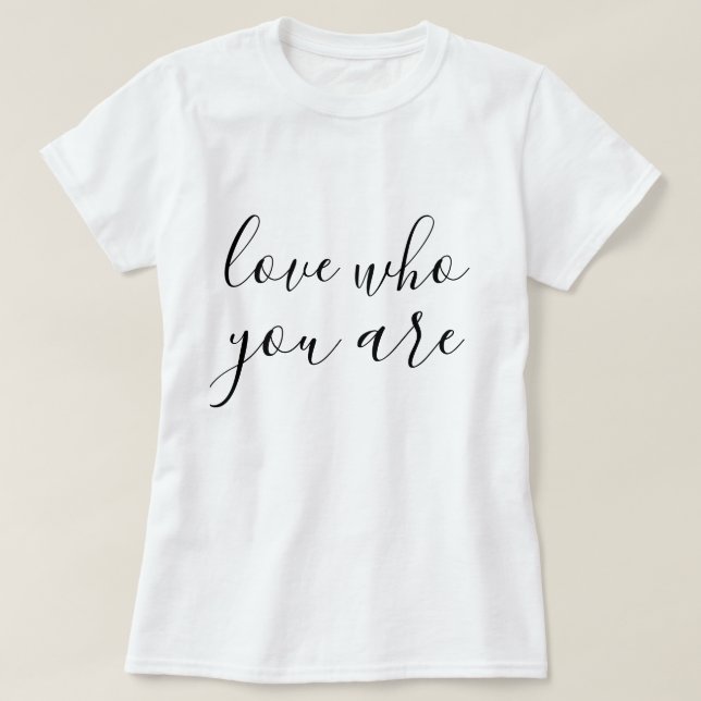 Camiseta Roupas de homens e mulheres - Ama quem você é (Frente do Design)