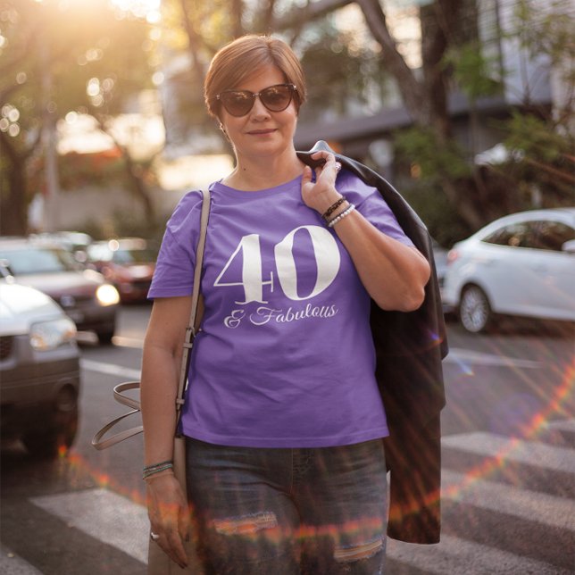 Camiseta Roxo e Branco 40 & Fabuloso Tipografia (Purple and White 40 & Fabulous Typography T-Shirt)