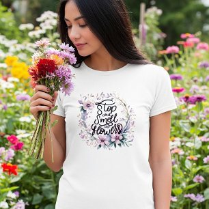 Camiseta Roxo floral pare e cheire as flores