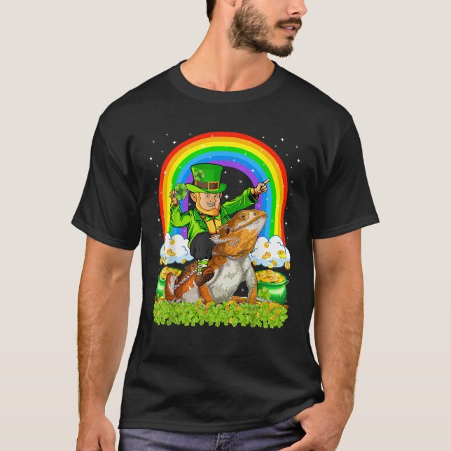 Camiseta Rua Arco-Íris Leprechaun Andando Arrumando Carguei (Frente)