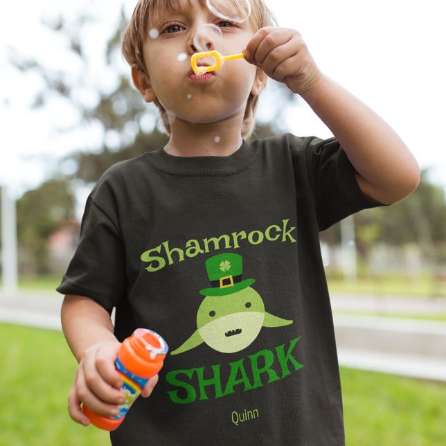 Camiseta Rua de Shark Shamrock. Dia de Patrick (Criador carregado)