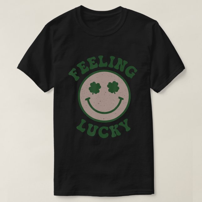 Camiseta Rua Divertida Patrick Day Sentindo Sorriso Sortudo (Frente do Design)