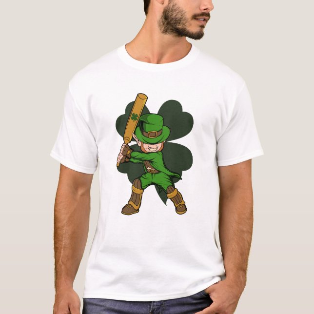 Camiseta Rua do jogador de críquete Leprechaun. Dia de Patr (Frente)