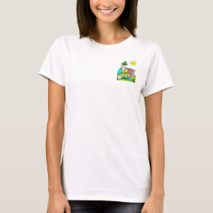 Camiseta rua feliz. O pinguim do Dia do Patrick Leprechaun