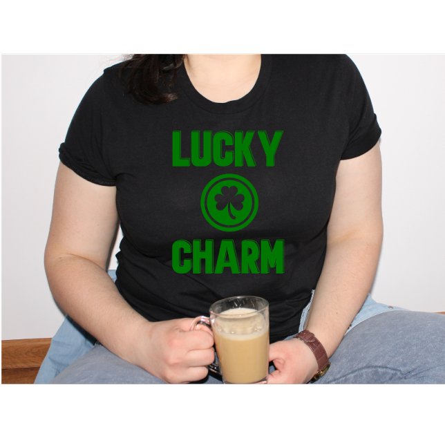 Camiseta rua irlandesa de shamrock, amuleto de sorte. (Criador carregado)