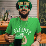 Camiseta RUA Irlandesa Engraçada de SLÀINTE. Capa Verde do<br><div class="desc">Engraçado,  mas simples,  que diz "SLÀINTE" significa aplausos em escocês ao lado de um trevo. Perfeito por vestir na Rua.</div>