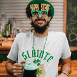 Camiseta RUA Irlandesa Engraçada de SLÀINTE. Capa Verde do<br><div class="desc">Engraçado,  mas simples,  que diz "SLÀINTE" significa aplausos em escocês ao lado de um trevo. Perfeito por vestir na Rua.</div>