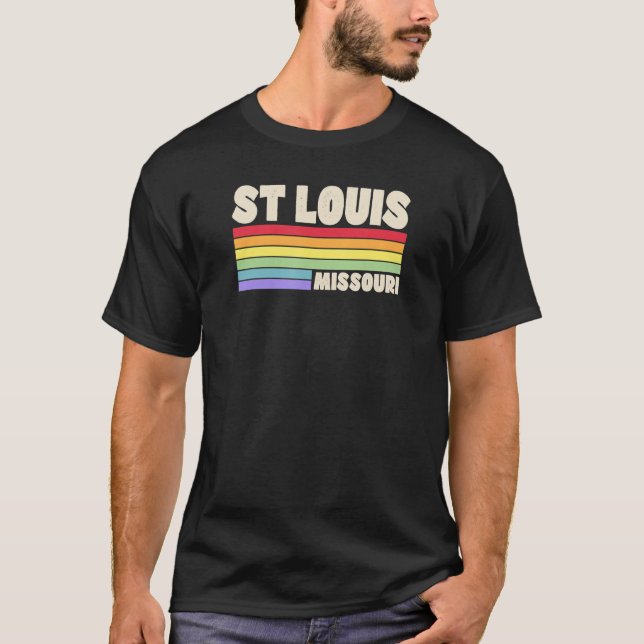 Camiseta Rua Louis Missouri Pride Rainbow Flag Orgulho gay  (Frente)