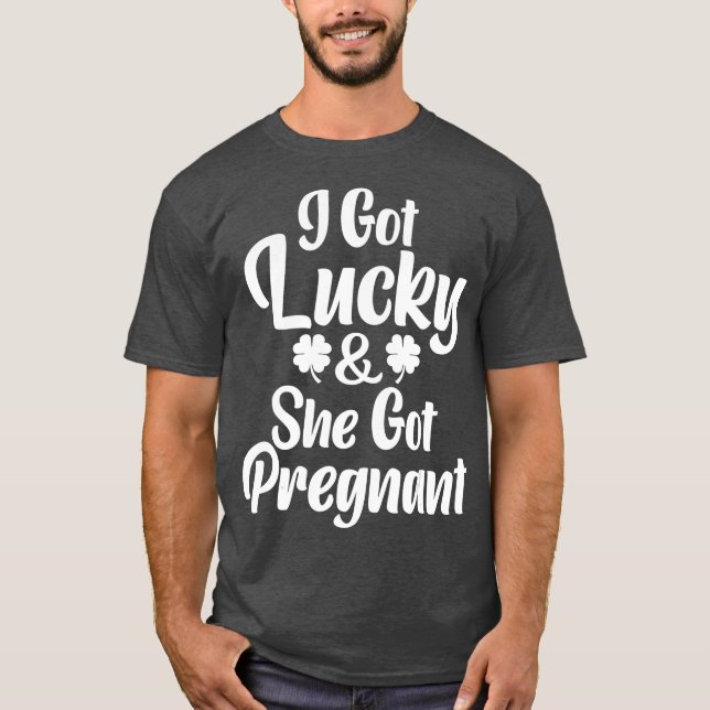 Camiseta Rua Patrick Day Lucky Casal Gravidez Verde (Frente)