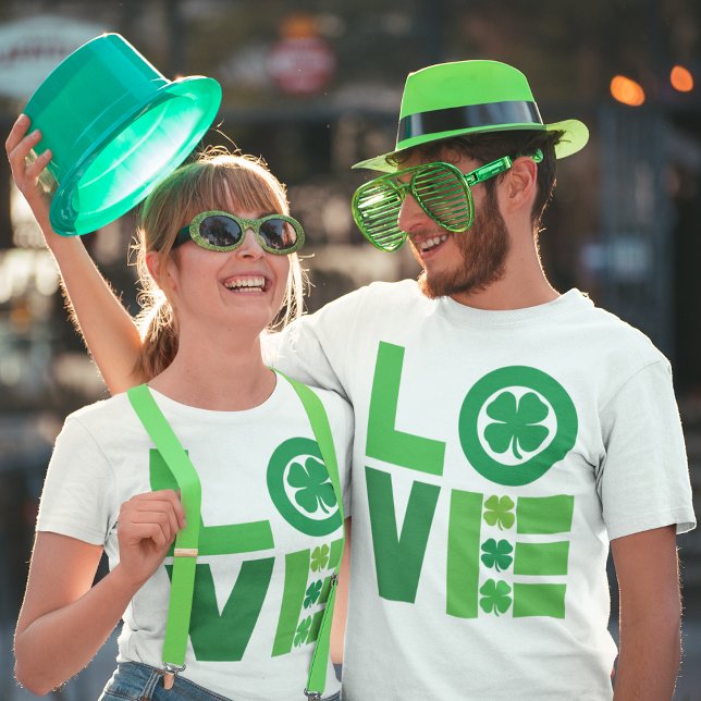 Camiseta Rua, Patrick Love (Couples laughing together at St.Patrick's Festival)