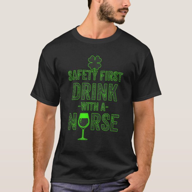 Camiseta Rua Patrick S Day Beer Safety First Beer Com Uma (Frente)