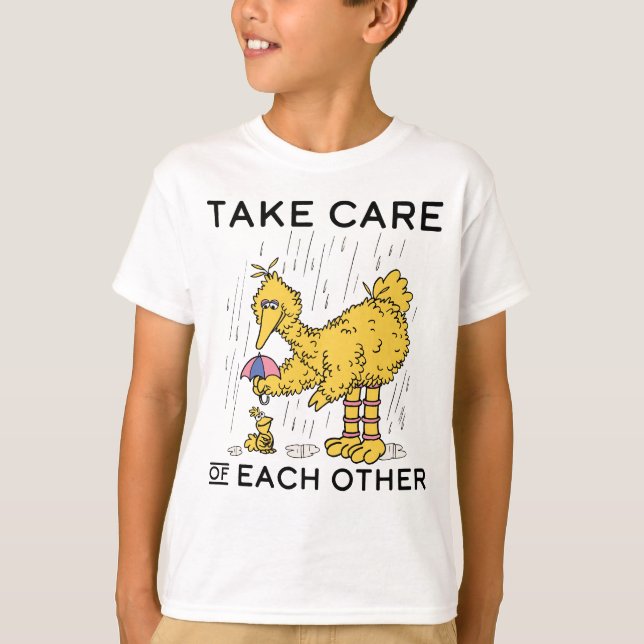 Camiseta Rua Sésamo | As aves grandes cuidam umas das outra (Frente)