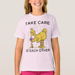 Camiseta Rua Sésamo As aves grandes cuidam umas das outra