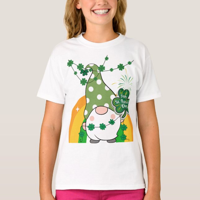 Camiseta Ruas bonitas. Gnomo do Dia de Patrick com Shamrock (Frente)