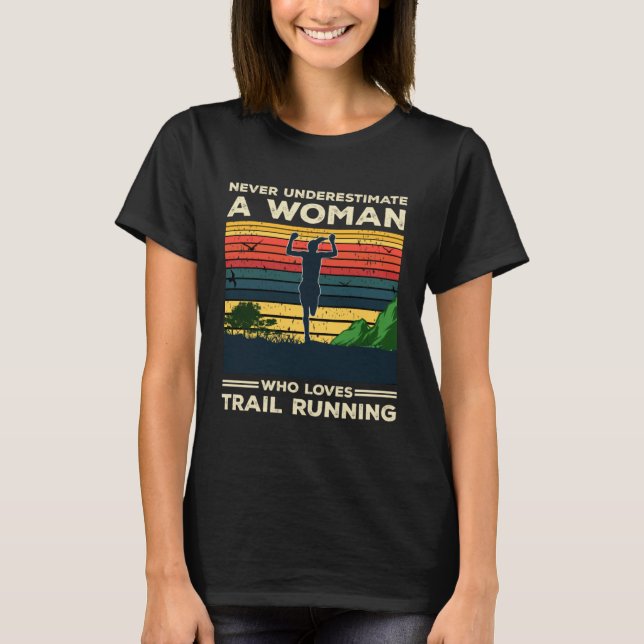 Camiseta Run Runner Trail Running Never Underestimate A Wom (Frente)