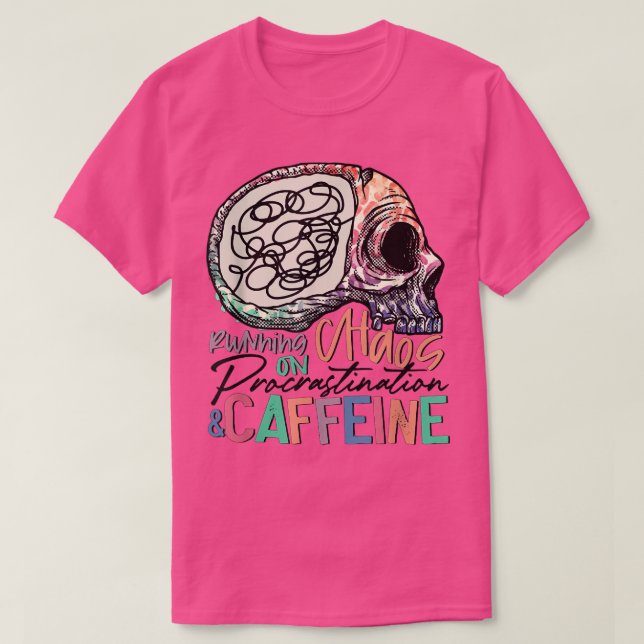 Camiseta Running on Chaos Procrastination Caffeine Skeleton (Frente do Design)